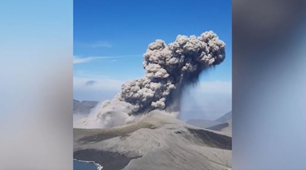 Мощное извержение вулкана Эбеко на Курилах запечатлели на видео<br />

