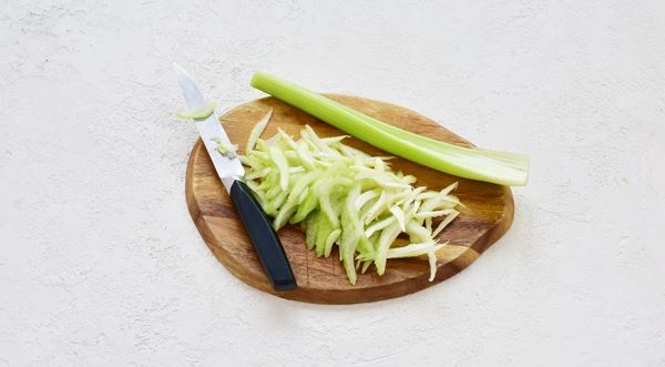 Салат из зеленой чечевицы с сельдереем и сладким перцем