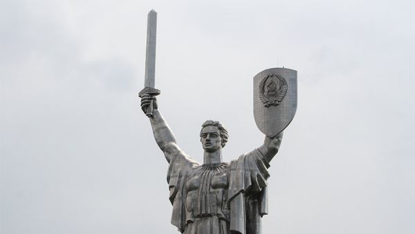 Украинцы выступили за замену герба СССР на монументе Родина-мать на трезубец<br />
